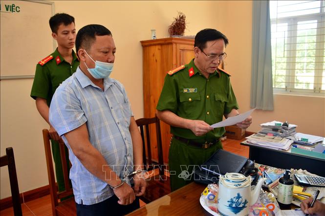 Chủ tịch UBND xã Tú Thịnh, huyện Sơn Dương (Tuyên Quang) bị bắt tạm giam để điều tra hành vi “Lợi dụng chức vụ, quyền hạn trong khi thi hành công vụ”. Ảnh: TTXVN phát