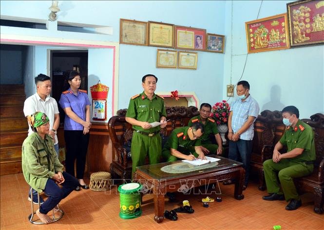 Cơ quan Cảnh sát Điều tra (Công an tỉnh Tuyên Quang) đọc quyết định khởi tố vụ án, khởi tố bị can. Ảnh: TTXVN phát