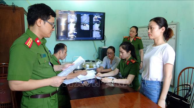 Cơ quan Cảnh sát Điều tra (Công an tỉnh Tuyên Quang) đọc quyết định khởi tố vụ án, khởi tố bị can. Ảnh: TTXVN phát