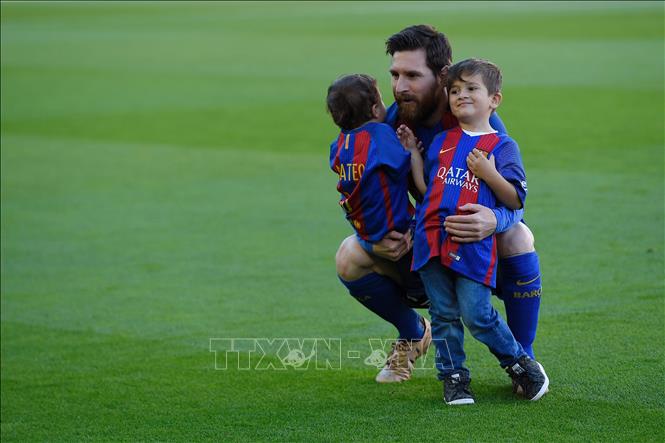 Với câu lạc bộ Barca, Messi là biểu tượng và huyền thoại số một. Xem ảnh này để cảm nhận không khí và sự tôn sùng của đội bóng và người hâm mộ trên toàn thế giới đối với siêu sao từ Argentina này.