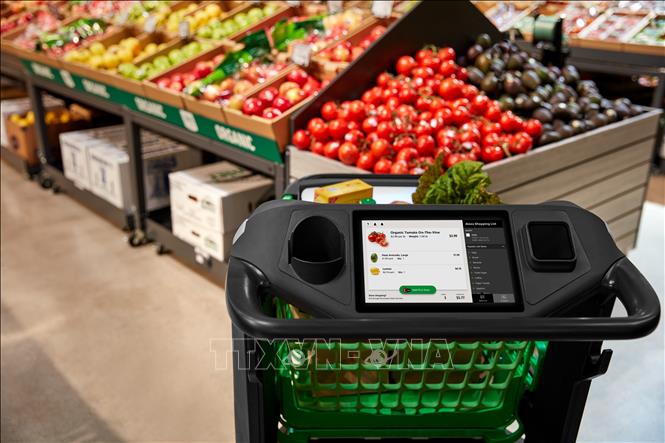Trong ảnh: Xe đẩy thông minh Amazon Dash Cart tại một siêu thị của Amazon. Ảnh: AFP/ TTXVN