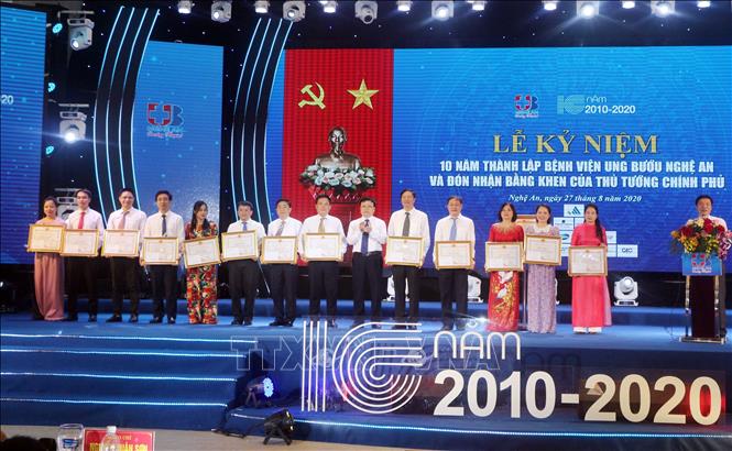 Trong ảnh: Tặng Bằng khen của Chủ tịch UBND tỉnh Nghệ An cho các cá nhân đã có thành tích xuất sấc trong quá trình hoạt động 10 năm của Bệnh viện Ung bướu Nghệ An. Ảnh: Tá Chuyên – TTXVN