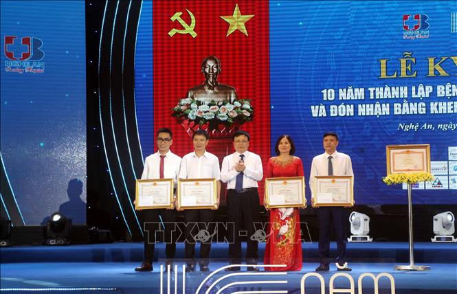 Trong ảnh: Tặng Bằng khen của Chủ tịch UBND tỉnh Nghệ An cho các tập thể đã có thành tích xuất sấc trong quá trình hoạt động 10 năm của Bệnh viện Ung bướu Nghệ An. Ảnh: Tá Chuyên – TTXVN
