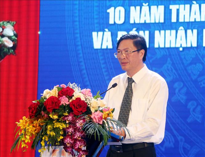 Trong ảnh: PGS. TS Nguyễn Quang Trung, Giám đốc Bệnh viện Ung bướu Nghệ An đọc diễn văn ôn lại chặng đường 10 năm hoạt động và phát triển của bệnh viện. Ảnh: Tá Chuyên – TTXVN