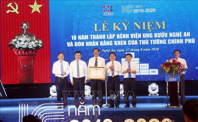 Trong ảnh: Trao Bằng khen của Thủ tướng Chính phủ cho tập thế lãnh đạo, cán bộ, y, bác sỹ Bệnh viện Ung bướu Nghệ An. Ảnh: Tá Chuyên – TTXVN