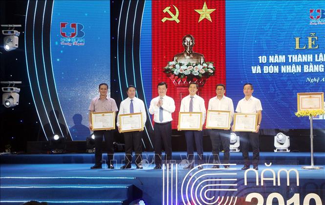 Trong ảnh: Tặng Bằng khen của UBND tỉnh Nghệ An cho các tập thể, cá nhân đã hỗ trợ, chuyển giao khoa học công nghệ cho Bệnh viện Ung bướu Nghệ An. Ảnh: Tá Chuyên – TTXVN