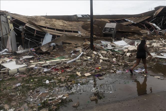 Trong ảnh: Tòa nhà bị tàn phá do bão Laura tại Lake Charles, bang Louisiana, Mỹ ngày 27/8/2020. Ảnh: AFP/TTXVN