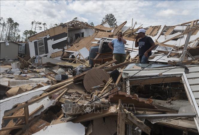 Trong ảnh: Ngôi nhà bị tàn phá do bão Laura tại Lake Charles, bang Louisiana, Mỹ ngày 27/8/2020. Ảnh: AFP/TTXVN