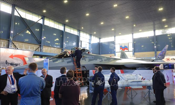 Trong ảnh: Khách hàng quan tâm mẫu tiêm kích hiện đại thế hệ thứ năm Su-57 của Nga. Ảnh: Trần Hiếu - Pv TTXVN tại Nga