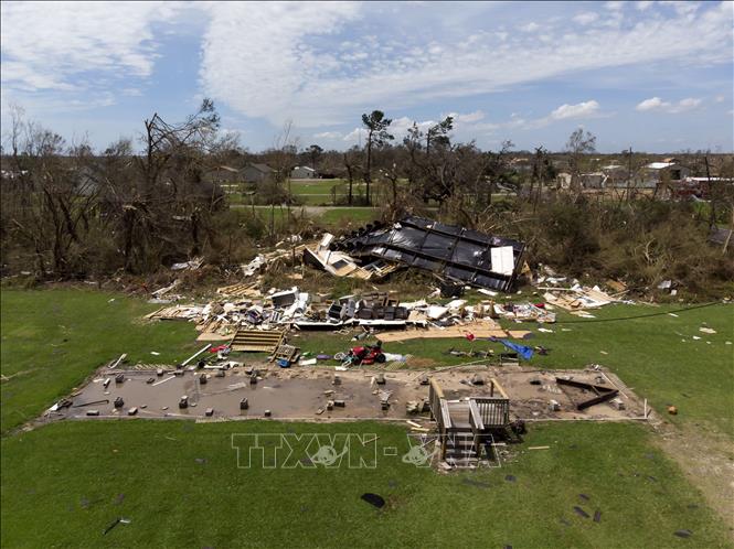 Trong ảnh: Ngôi nhà bị tàn phá do bão Laura tại Grand Lake, bang Louisiana, Mỹ ngày 27/8/2020. Ảnh: AFP/TTXVN