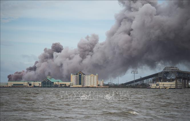 Trong ảnh: Khói bốc ngùn ngụt sau vụ hỏa hoạn nhà máy hóa chất khi bão Laura quét qua Lake Charles, bang Louisiana ngày 27/8/2020. Ảnh: AFP/TTXVN