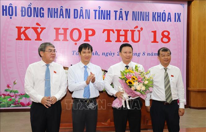 Trong ảnh: Ông Nguyễn Thanh Ngọc (người cầm hoa) được bầu giữ chức Chủ tịch UBND tỉnh Tây Ninh, nhiệm kỳ 2016-2020. Ảnh: Lê Đức Hoảnh-TTXVN
