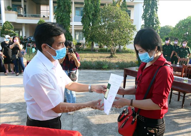 Trong ảnh: Giám đốc Sở Y tế tỉnh Ninh Thuận Lê Vũ Chương trao chứng nhận cho công dân hoàn thành cách ly y tế tập trung. Ảnh: Công Thử - TTXVN