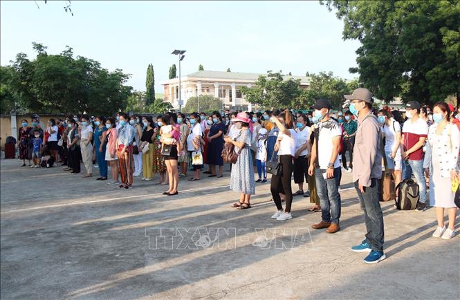 Trong ảnh: Công dân đã hoàn thành cách ly y tế tập trung phòng, chống dịch tại Ninh Thuận. Ảnh: Công Thử - TTXVN