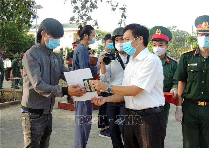 Trong ảnh: Trao chứng nhận cho công dân đã hoàn thành cách ly y tế tập trung. Ảnh: Công Thử - TTXVN