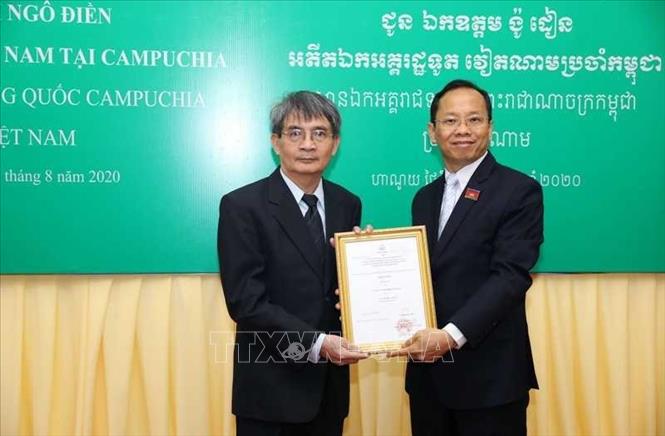 Trong ảnh: Đại diện gia đình cố Đại sứ Ngô Điền (bên trái) nhận Quyết định truy tặng Huân chương Hữu nghị Sahametrei hạng Mahasena cho cố Đại sứ Ngô Điền từ Đại sứ đặc mệnh toàn quyền Campuchia Chay Navuth. Ảnh: TTXVN phát