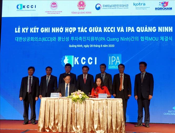 Trong ảnh : Ban Xúc tiến và Hỗ trợ đầu tư tỉnh Quảng Ninh (bên phải) và Phòng Thương mại và Công nghiệp Hàn Quốc (KCCI) đã ký kết biên bản ghi nhớ về hợp tác xúc tiến đầu tư. Ảnh: Bùi Đức Hiếu - TTXVN