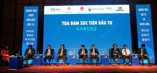 Trong ảnh : Các đại biểu tham dự tọa đàm xúc tiến đầu tư “Quảng Ninh - Cơ hội đầu tư mới”.  Ảnh: Bùi Đức Hiếu - TTXVN