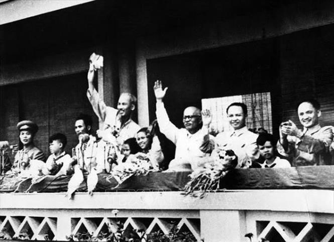Trong ảnh: Bác Hồ và đoàn chủ tịch chào đón các đoàn đi qua lễ đài trong Lễ duyệt binh chào mừng kỷ niệm 10 năm Ngày Quốc khánh (2/9/1955) trên quảng trường Ba Đình (Hà Nội). Ảnh: TTXVN