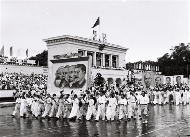 Trong ảnh: Diễu hành trên Quảng trường Ba Đình (Hà Nội) chào mừng Ngày Quốc khánh 2/9/1960. Ảnh: TTXVN