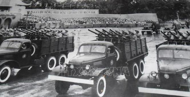 Trong ảnh: Lễ duyệt binh chào mừng kỷ niệm 10 năm Ngày Quốc khánh (2/9/1955) trên quảng trường Ba Đình (Hà Nội). Ảnh: TTXVN