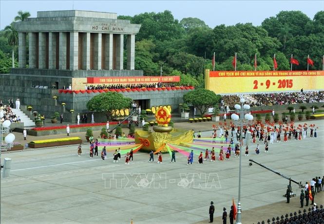 Trong ảnh: Sáng 2/9/2015, Lễ mít tinh, diễu binh, diễu hành cấp Quốc gia kỷ niệm 70 năm Ngày Cách mạng Tháng Tám (19/8/1945-19/8/2015) và Quốc khánh (2/9/1945-2/9/2015) được tổ chức trọng thể tại Quảng trường Ba Đình. Ảnh: TTXVN      