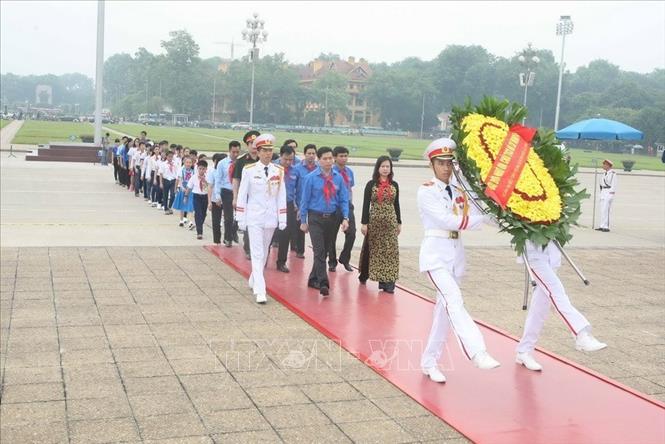 Trong ảnh: Đoàn Đại biểu Cháu ngoan Bác Hồ báo công dâng Bác và vào Lăng viếng Chủ tịch Hồ Chí Minh. Ảnh: TTXVN