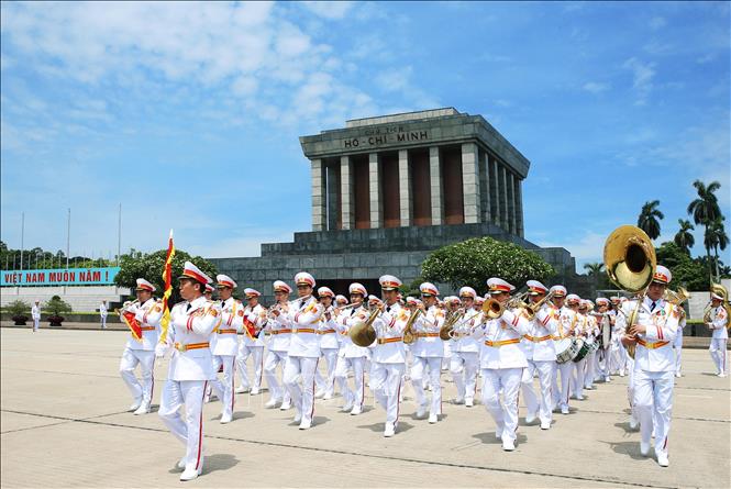 Trong ảnh: Đội quân nhạc thực hiện nghi lễ tại Quảng trường Ba Đình. Ảnh: TTXVN