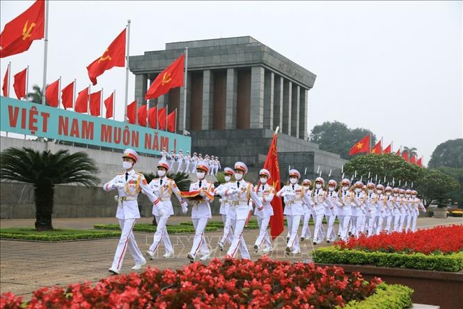 Trong ảnh: Bộ Tư lệnh Bảo vệ Lăng Chủ tịch Hồ Chí Minh thực hiện Nghi Lễ thượng cờ trên quảng trường Ba Đình (Hà Nội). Ảnh: TTXVN