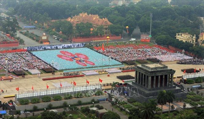 Trong ảnh: Ngày 10/10/2010, tại Quảng trường Ba Đình – Hà Nội diễn ra trọng thể Lễ diễu binh, diễu hành chào mừng Đại kỷ niệm 1000 Thăng Long - Hà Nội. Ảnh: TTXVN
