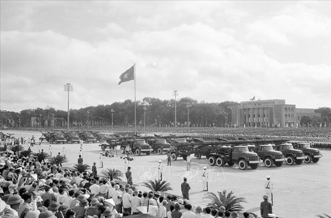 Trong ảnh: Ngày 2/9/1975, các đại biểu, lực lượng vũ trang nhân dân và hơn 40 vạn nhân dân Thủ đô dự lễ mít tinh, diễu binh và diễu hành chào mừng kỷ niệm 30 năm ngày thành lập nước Việt Nam dân chủ cộng hòa. Ảnh: TTXVN
