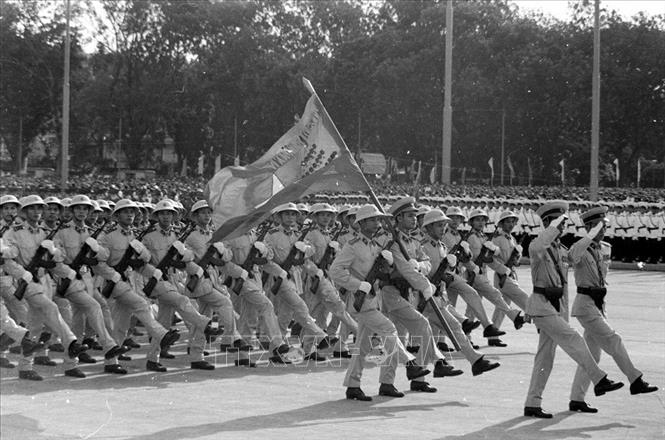 Trong ảnh: Ngày 2/9/1975, các đại biểu, lực lượng vũ trang nhân dân và hơn 40 vạn nhân dân Thủ đô dự lễ mít tinh, diễu binh và diễu hành chào mừng kỷ niệm 30 năm ngày thành lập nước Việt Nam dân chủ cộng hòa, Ảnh: TTXVN
