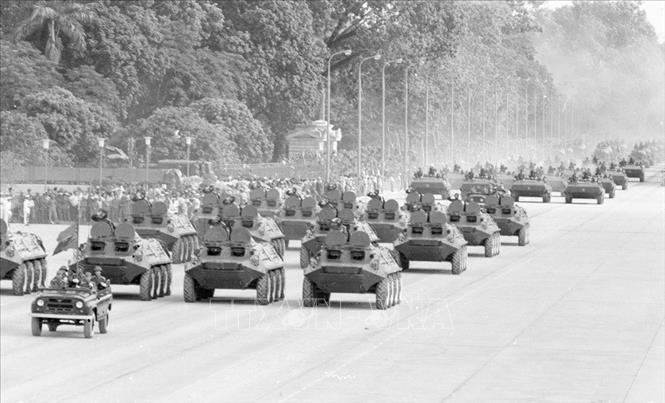Trong ảnh: Ngày 2/9/1975, các đại biểu, lực lượng vũ trang nhân dân và hơn 40 vạn nhân dân Thủ đô dự lễ mít tinh, diễu binh và diễu hành chào mừng kỷ niệm 30 năm ngày thành lập nước Việt Nam dân chủ cộng hòa. Ảnh: TTXVN