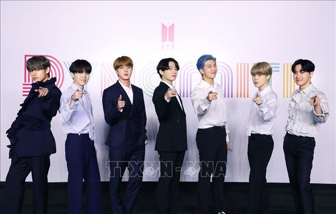 Trong ảnh: Các thành viên nhóm nhạc Hàn Quốc BTS trong cuộc họp báo trực tuyến ra mắt đĩa đơn 