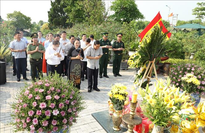 Trong ảnh: Đoàn đại biểu dâng hương viếng cố Chủ tịch nước, Đại tướng Trần Đại Quang. Ảnh: Đức Phương - TTXVN