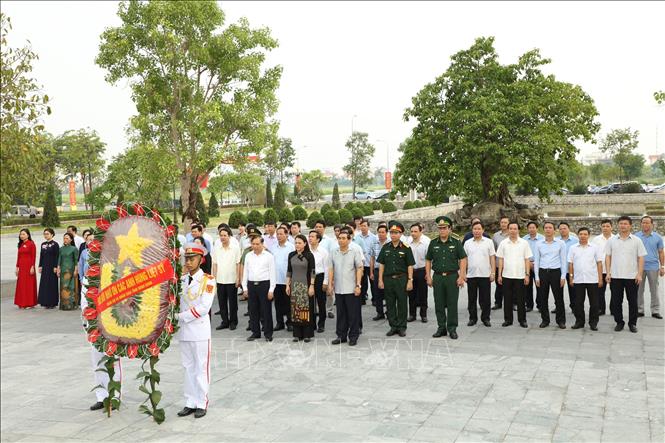 Trong ảnh: Đoàn đại biểu dâng hương, đặt vòng hoa tại Đài tưởng niệm liệt sỹ tỉnh Ninh Bình. Ảnh: Đức Phương - TTXVN