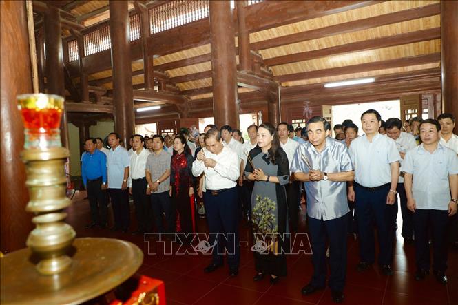 Trong ảnh: Đoàn đại biểu dâng hương tưởng niệm Chủ tịch Hồ Chí Minh và các anh hùng liệt sỹ tại Đền thờ liệt sỹ tỉnh Ninh Bình. Ảnh: Đức Phương - TTXVN