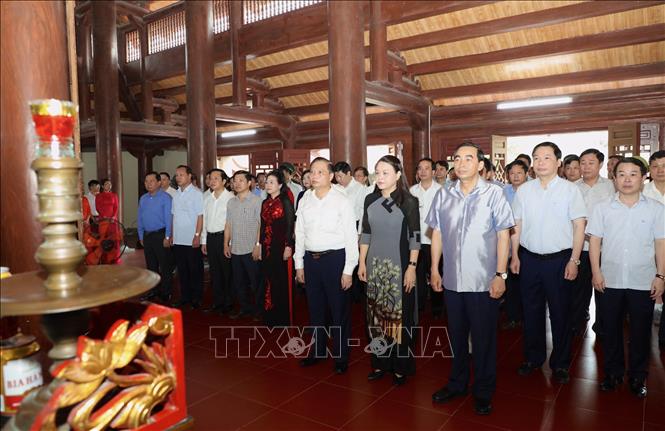 Trong ảnh: Đoàn đại biểu dâng hương tưởng niệm Chủ tịch Hồ Chí Minh và các anh hùng liệt sỹ tại Đền thờ liệt sỹ tỉnh Ninh Bình. Ảnh: Đức Phương - TTXVN