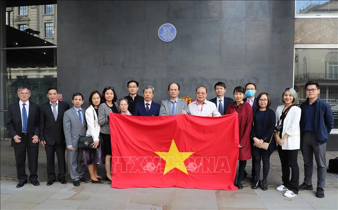 Trong ảnh: Cán bộ, nhân viên Đại sứ quán Việt Nam tại Vương Quốc Anh, các cơ quan đại diện của Việt Nam, đại diện hội người Việt Nam tại Anh, hội sinh viên Việt Nam tại Anh chụp ảnh bên biển lưu niệm Chủ tịch Hồ Chí Minh tại tòa nhà New Zealand. Ảnh: Đình Thư - PV TTXVN tại Vương quốc Anh