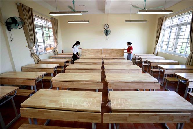 Trong ảnh: Trường Tiểu học Yên Nghĩa, quận Hà Đông được thay mới bàn ghế chất lượng để phục vụ học sinh năm học mới. Ảnh: Thanh Tùng - TTXVN