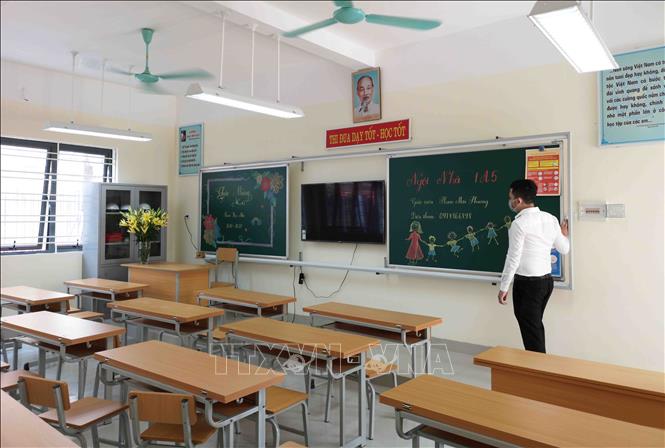 Trong ảnh: Hệ thống phòng học dành cho học sinh lớp 1 của Trường Tiểu học Thanh Trì, quận Hoàng Mai được bố trí ngay tại tầng 1 với cơ sở vật chất hiện đại, đồng bộ. Ảnh: Thanh Tùng - TTXVN
