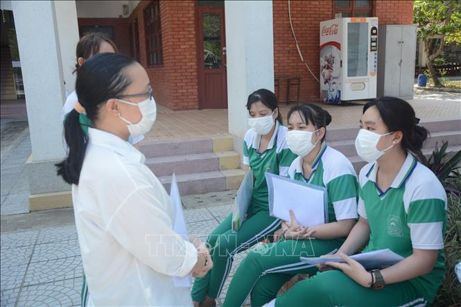 Trong ảnh: Thí sinh trường Hermann Gmeiner Đà Nẵng thảo luận đề thi môn toán cuối buổi thi. Ảnh: Văn Dũng - TTXVN
