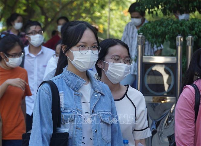 Trong ảnh: Thí sinh tại điểm trường THPT Phan Châu Trinh ra về sau khi thi xong môn Toán trong chiều 3/9. Ảnh: Văn Dũng - TTXVN