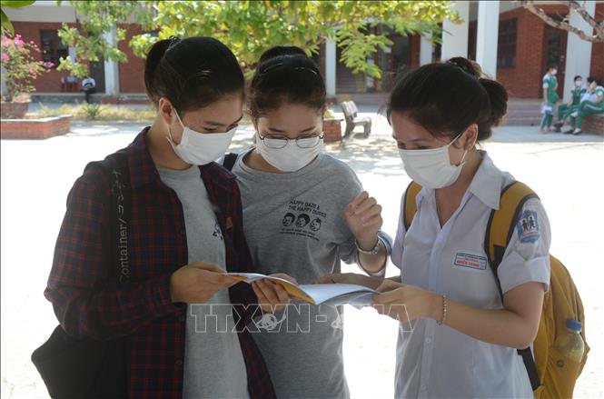 Trong ảnh: Thí sinh trường Hermann Gmeiner Đà Nẵng thảo luận đề thi môn toán cuối buổi thi. Ảnh: Văn Dũng - TTXVN