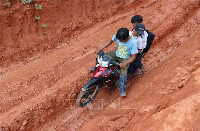 Trong ảnh: Đoạn đường vượt khó của học sinh nghèo làng Đê Côn xuống núi học bán trú mỗi ngày. Ảnh: Hồng Điệp - TTXVN 