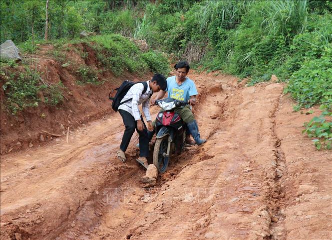 Trong ảnh: Học snh cấp 2 từ làng Đê Kôn xuống núi học bán trú. Ảnh: Hồng Điệp - TTXVN