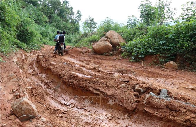 Trong ảnh: Học sinh cấp 2 được bố mẹ thồ xuống núi để học bán trú mỗi ngày. Ảnh: Hồng Điệp - TTXVN 