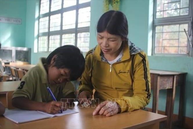 Trong ảnh: Để có thể ngồi dạy chữ cho các em, giáo viên phải vượt qua những đoạn đường khó khăn, vất vả đến trường. Ảnh: Hồng Điệp - TTXVN 