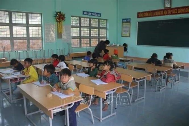Trong ảnh: Học sinh chăm ngoan là niềm động viên cho thầy, cô mỗi ngày vượt khó khăn đến trường giảng dạy. Ảnh: Hồng Điệp - TTXVN 