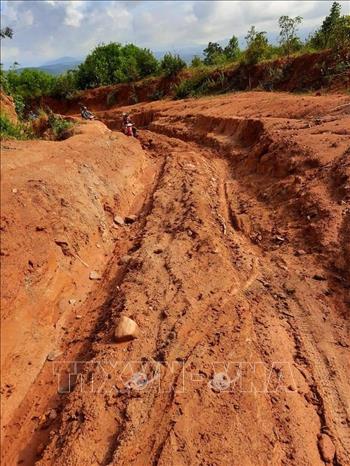 Trong ảnh: Những đoạn đường hằng ngày giáo viên dưới xuôi phải ngược đèo cõng chữ về làng Đê Kôn. Ảnh: Hồng Điệp - TTXVN 